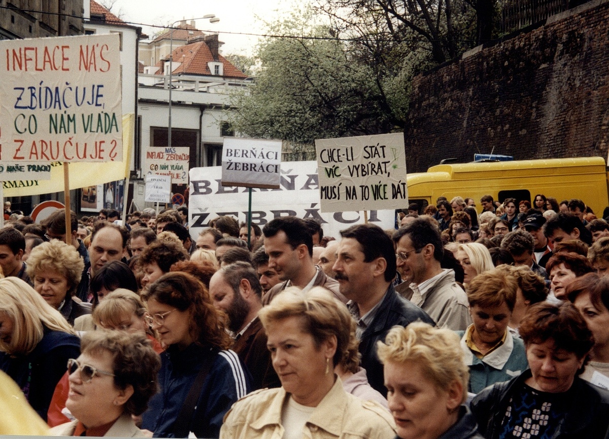 Demonstrace odborových svazů před úřadem vlády 1998 – FOTO